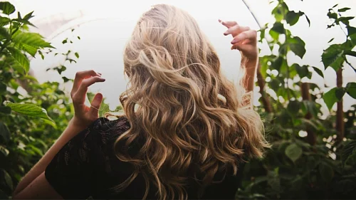 Почему важно уделить внимание волосам после сезона шапок?