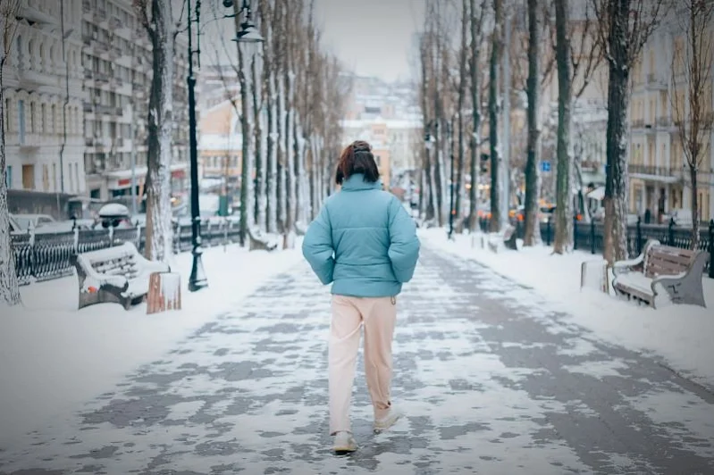 Как очистить одежду от грязи и следов реагентов?